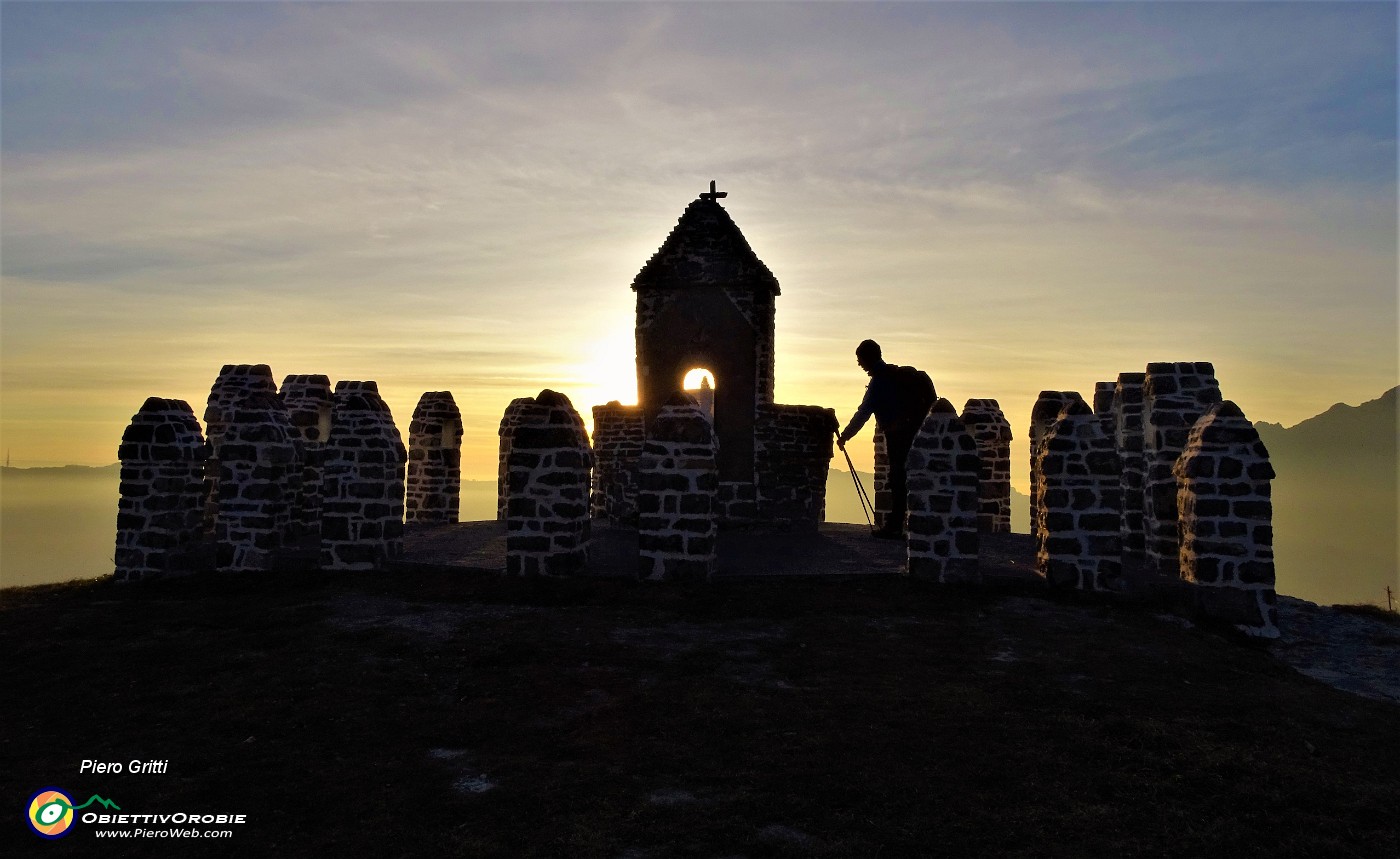 91 Suggestivo tramonto al tempietto dei Tre Faggi  .JPG -                                